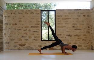 תרגול יוגה ממוקד לחיזוק חגורת הכתפיים והליבה