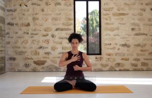 לחפש את האמצע בתנוחות היוגה- ישיבה והדרכה