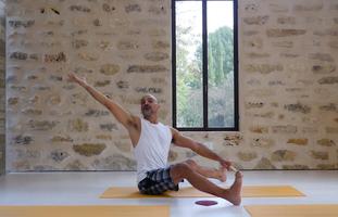 שחרור אגן והתארכות רגליים עם פלייסטיק